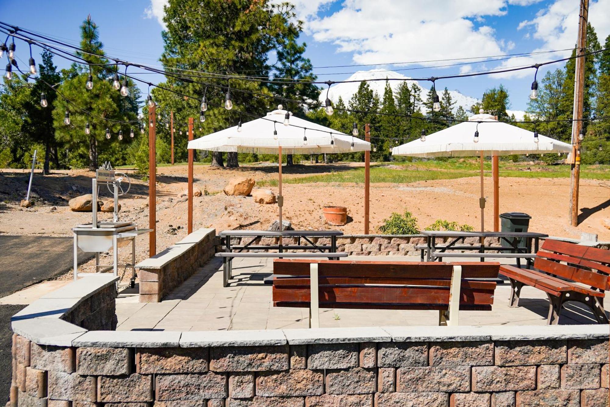 Swiss Holiday Lodge Mount Shasta Exterior photo